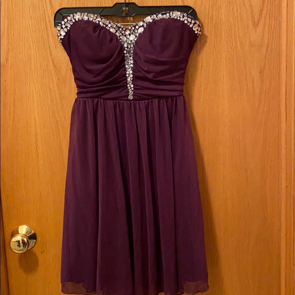 Knee-length dress with detailed beading